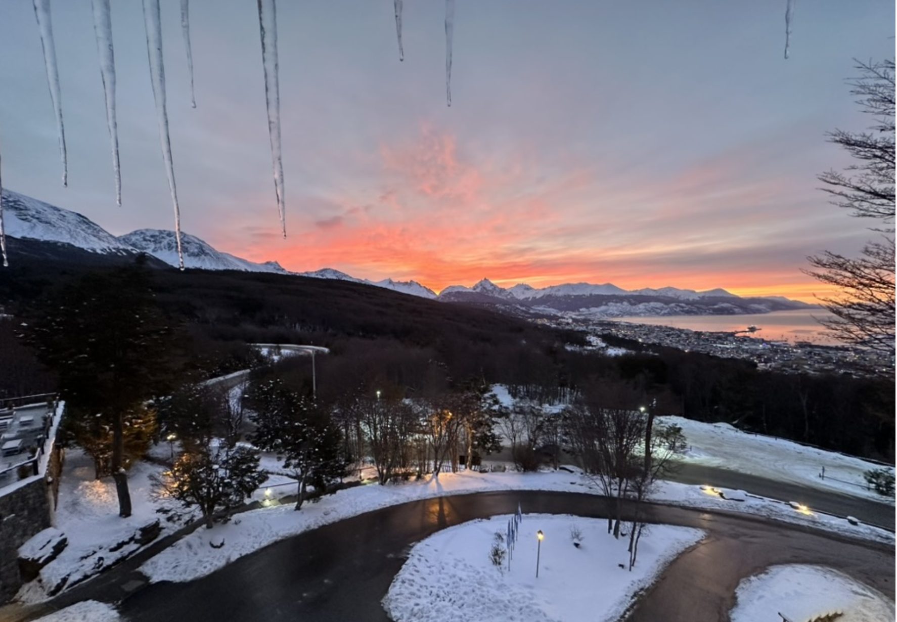 Amanecer sobre el canal de Beagle y las montañas de Ushuaia, con carámbanos de hielo en primer plano