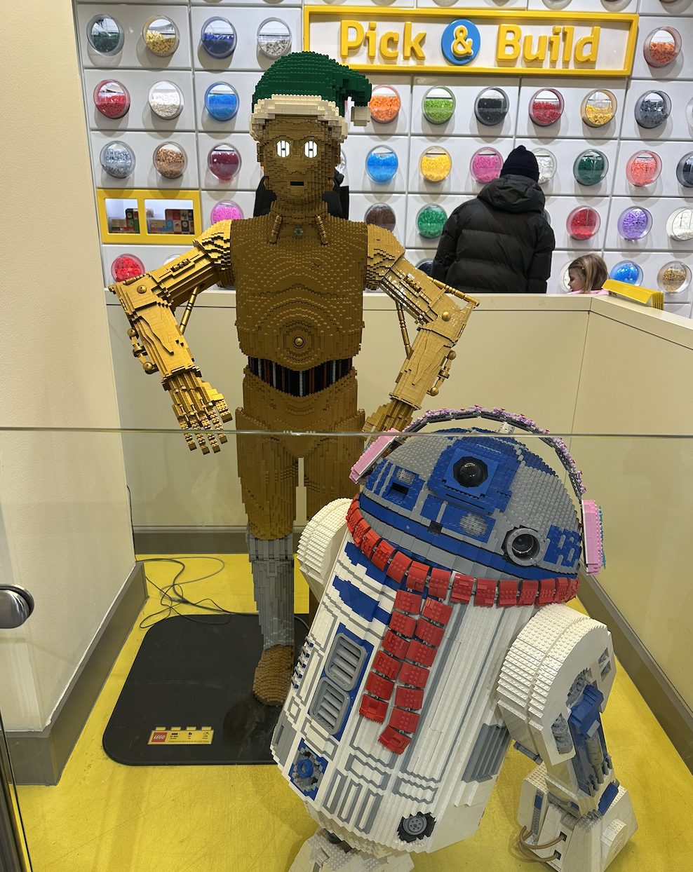 Esculturas de C-3PO y R2-D2 hechas completamente de piezas LEGO en la tienda insignia de Copenhague